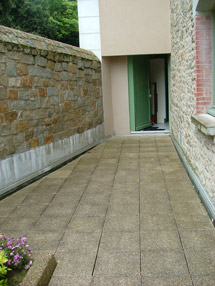 Location Dinard : Appartement en RDC avec entre privative et petite cour prive