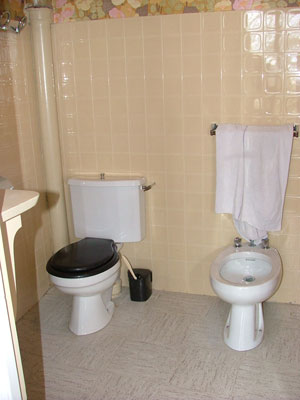 Appartement sur Dinard : Location Vue mer : Cuisine : La salle de bain + WC de la chambre N 1 :